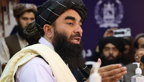 Zabihullah Mujahid, portavoz talibán habla con los periodistas durante una rueda de prensa en Kabul, Afganistán