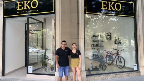 lman Arpi y Mónica Guillén, frente a EKO Movilidad Eléctrica, en la avenida Baja Navarra