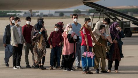 Varias personas, entre ellas niños llegan a la base aérea de Torrejón de Ardoz, procedentes de Afganistán
