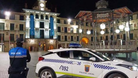 Un agente y un vehículo de la Policía Local de Tudela
