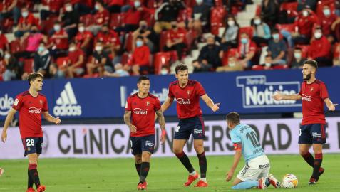 Lucas Torró recrimina una acción a Iago Aspas, que estuvo en El Sadar más pendiente de protestar y caer al suelo que de jugar