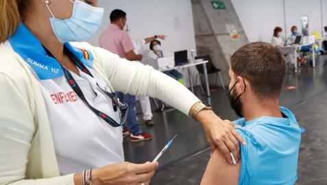 Un joven recibe una vacuna contra la covid-19 en Madrid