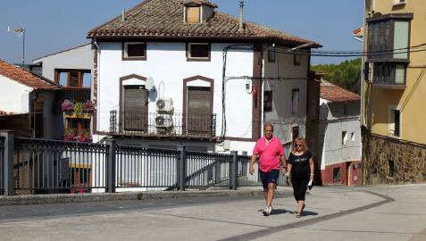 Una pareja accede al centro de Sesma por una de las múltiples calles que desembocan en la plaza de la Diputación