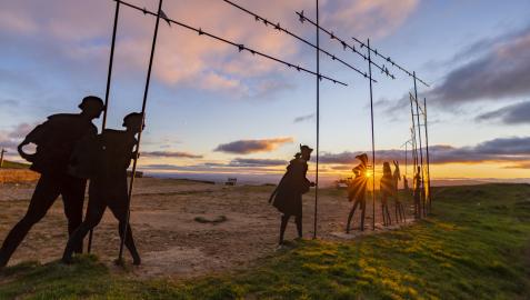 Las figuras eternas de estos peregrinos convertidos en monumento nos esperan en lo alto de la Sierra del Perdón.