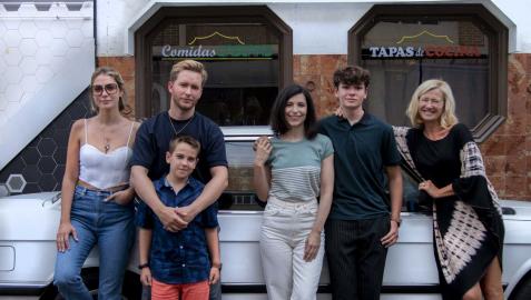 Imagen de los actores que interpretan a los hijos de Inés y Toni Alcántara.