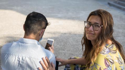 Silvia Arrastia Fernández, junto a su marido Aziz, ayer en Tudela pendientes del móvil con el que están en contacto con su familia en Kabul