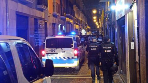 Dispositivo de varios cuerpor de policía, esta noche en la el Casco Viejo de Pamplona.