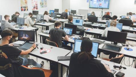 Foto alumnado Creanavarra Alumnado del Grado en Diseño y Creación de Videojuegos durante una clase en Creanavarra.