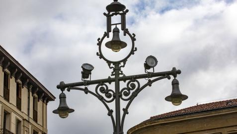 Una de las lámparas de pie, en el paseo de Sarasate