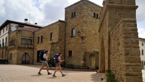 Tras un verano prácticamente sin peregrinos, éstos vuelven a caminar este año por las calles de Obanos.