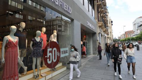 Jóvenes realizan compras por el centro de Pamplona durante el inicio de las rebajas de verano