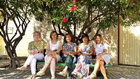 María Txus Gabari Olleta, Marisa Vallés Calvo, Angelina Lecumberr Sagüés, Ana Carmen Ortega Gabari y Ana Frago Gabari son integrantes de la junta de la Asociación de Mujeres El Cambio. Completan la junta, aunque no están en la imagen, Cristina Gárriz y Virginia Barrachina