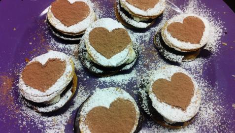 Postre de milhojas con corazón de cacao