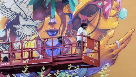 Un artista en pleno trab ajo en el festival Cantamañanas de un año anterior, en Huarte