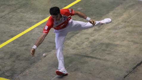 Jokin Altuna trata de restar una pelota al ancho en un partido anterior