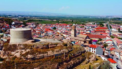 Imagen aérea de Ablitas en la que se ve, en primer plano, el cabeza sobre el que se asienta el Castillo y, al fondo, el resto del casco urbano Imagen aérea de Ablitas en la que se ve, en primer plano, el cabeza sobre el que se asienta el Castillo y, al fondo, el resto del casco urbano