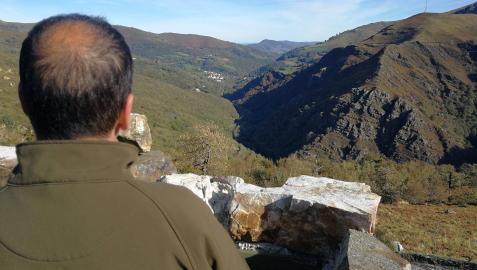 Los cazadores preparan ya sus puestos a la espera de la llegada de las palomas. En la foto, uno de Valcarlos. El pueblo se aprecia al fondo. Los cazadores preparan ya sus puestos a la espera de la llegada de las palomas. En la foto, uno de Valcarlos. El pueblo se aprecia al fondo.