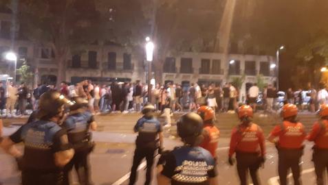 Dispositivo conjunto de Policía Municipal y Policía Foral que impiden que decenas de jóvenes regresen a la calle San Gregorio desde la confluencia con calle Ciudadela y Navas de Tolosa