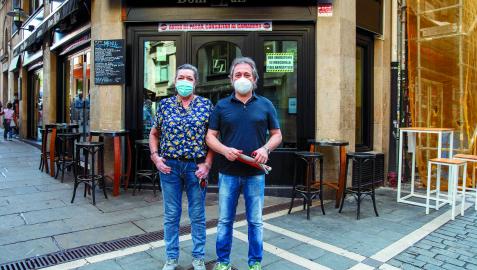 La dueña del Don Lluis y su marido y encargado, este mismo viernes antes del incidente.