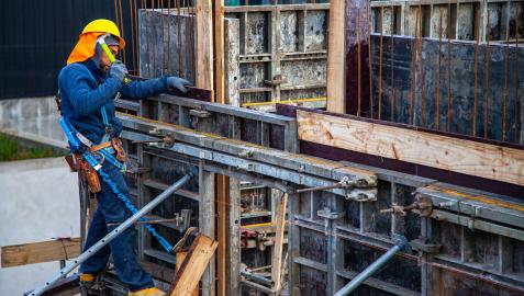 Un trabajador de la construcción, en la obra