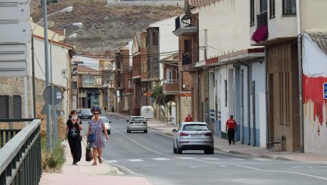 El río Ega marca la geografía de Andosilla, separando el que se conoce como el barrio del Puente del resto del casco urbano. El río Ega marca la geografía de Andosilla, separando el que se conoce como el barrio del Puente del resto del casco urbano.