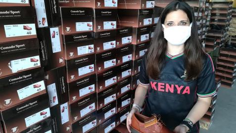 Marta Oreja posa con un lote de zapatos que fueron donados a su ONG por una empresa de Ribaforada.