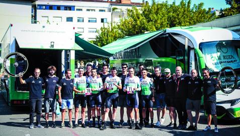 Los componentes del Caja Rural-RGA que consigueron llegar a Santiago de Compostela. Los componentes del Caja Rural-RGA que consigueron llegar a Santiago de Compostela.