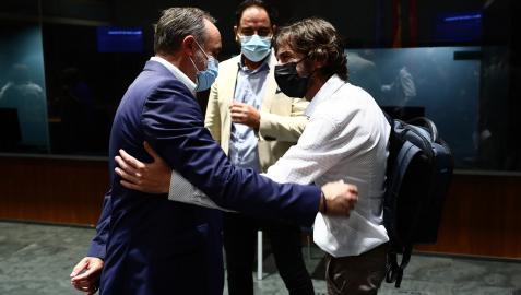 Fue día de reencuentros. Javier Esparza (NA+) y Mikel Buil (Podemos) se saludan, observados por Ramón Alzórriz (PSN)