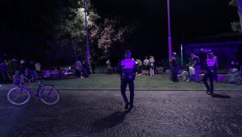 Una patrulla de Policía Municipal vigila algunas de las concentraciones donde pueden darse botellones