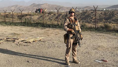 El militar tudelano Daniel Pérez Marchite posa durante uno de los servicios que realizó en el aeropuerto de Kabul.