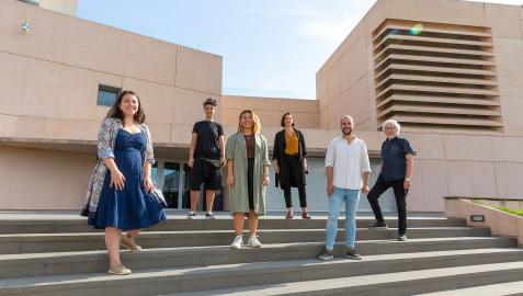 En primer plano, los comisarios de la exposición: María Angélica Moreno (izq.), Renata Álvarez y Manuel Gamaza. Detrás, los artistas Olalla Gómez, Ainize Txopitea y Antón Hurtado