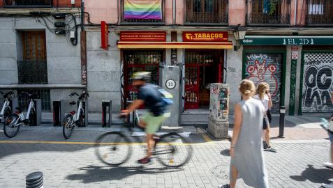 Varias personas pasean por una de las calles del barrio de Malasaña, donde el día 5 de septiembre un joven sufrió una agresión homófobo