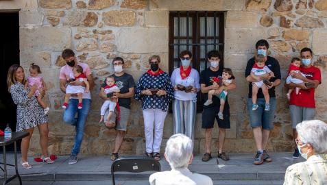 Los nacidos en el último año, residentes o vinculados a Ziordia, con sus allegados ayer tras recibir el pañuelo.