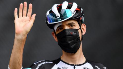 Mikel Nieve, con la ceja y el codo golpeados, durante la pasada Vuelta a España