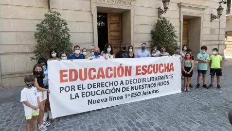 Imagen de la concentración que realizaron en julio las familias afectadas ante el Ayuntamiento de Tudela