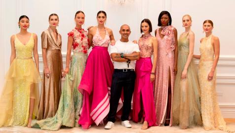 Fotografía cedida por Matt Martini de Imaginary Wave donde aparece el diseñador colombiano Raúl Peñaranda mientras posa junto a sus modelos al final de un desfile de su colección de alta costura primavera-verano 2022 Fotografía cedida por Matt Martini de Imaginary Wave donde aparece el diseñador colombiano Raúl Peñaranda mientras posa junto a sus modelos al final de un desfile de su colección de alta costura primavera-verano 2022