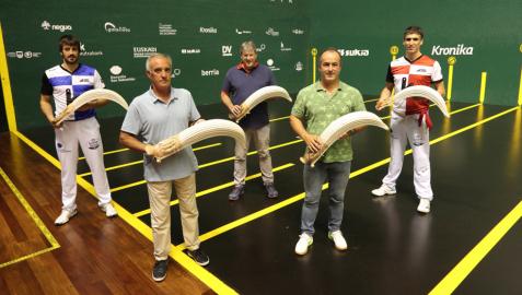 Koteto Ezkurra, segundo por la derecha, el día de la elección de material en Galarreta