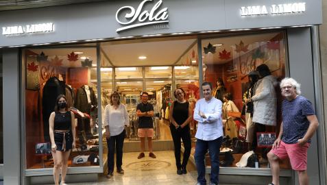 De izda. a dcha., posan ante el escaparate de Sola Moda & Lima Limón alusivo al 125 aniversario de la Banda de Música de Sangüesa: Maite Sola Alzueta (comerciante), Pili Aristu Ruiz (clarinetista), Javier Calvo Lerga (codirector), Esther Abadía Jiménez (diseñadora gráfica), Ángel Sola Jiménez (comerciante) y Luis Mª Sola Bermejo (trompetista).