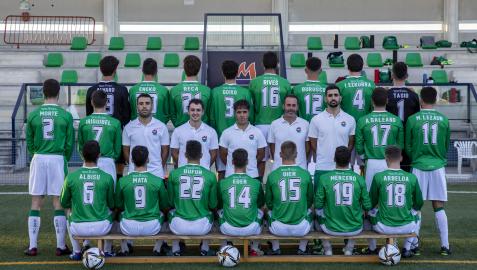 La plantilla del San Juan, que lucirá dorsal y nombre durante toda la temporada, posa de espaldas junto al cuerpo técnico.