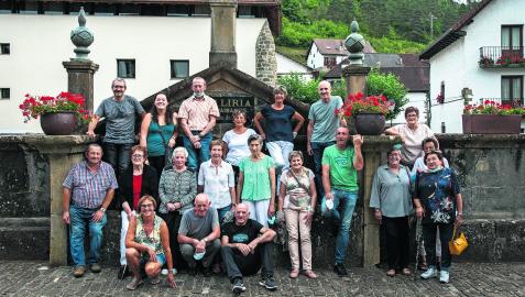 Una veintena de vecinos de Ochagavía, miembros de distintos grupos de voluntariado del pueblo, posan ante la fuente ubicada en plena travesía
