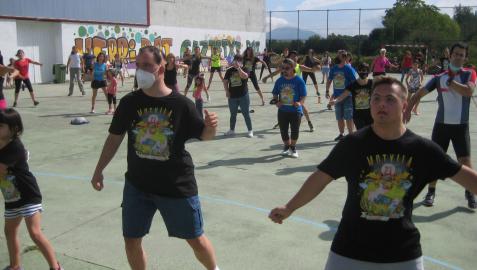 Dos integrantes del grupo ‘Motxila 21’ durante la sesión de ayer de zumba en los aledaños del frontón cubierto de Uharte Arakil
