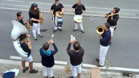 Los integrantes de la charanga alsasuarra Txorongo en una actuación anterior.