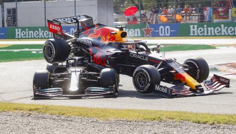 Verstappen Hamilton Accidente entre Verstappen, cuyo coche quedó subido encima de Hamilton