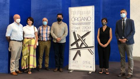 El director general de Cultura, Ignacio Apezteguía, y la jefa de la Sección de Programas Artísticos y Difusión, Marisol Martínez, con representantes de entidades que participan en el programa