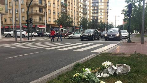 Flores en recuerdo de Pablo Salinas en el paso de peatones donde fue atropellado
