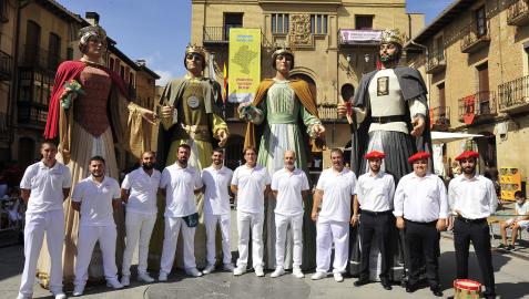 comparsa de olite La comparsa de Olite conmemora su 75 aniversario. Es el tiempo que tienen la primera pareja de gigantes y cuatro cabezudos