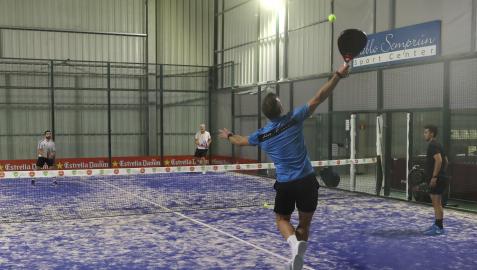 El cierre del ocio del nocturno y las limitaciones para practicar otros deportes han propiciado el boom del pádel en Navarra