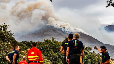 Miembros de la UME trabajan para la extinción del fuego de Sierra Bermeja desde el cerro de la Silla de los Huesos