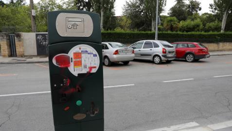 Uno de los once parquímetros que fue vandalizado ayer en la Txantrea