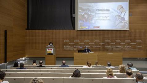 La consejera de Derechos Sociales, Carmen Maeztu, interviene en la jornada de presentación de las Escuelas Sectoriales de Aprendices